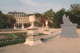 Jardin des Tuileries,
ancien emplacement du
Prométhée de Pradier au
pourtour du grand bassin
circulaire.